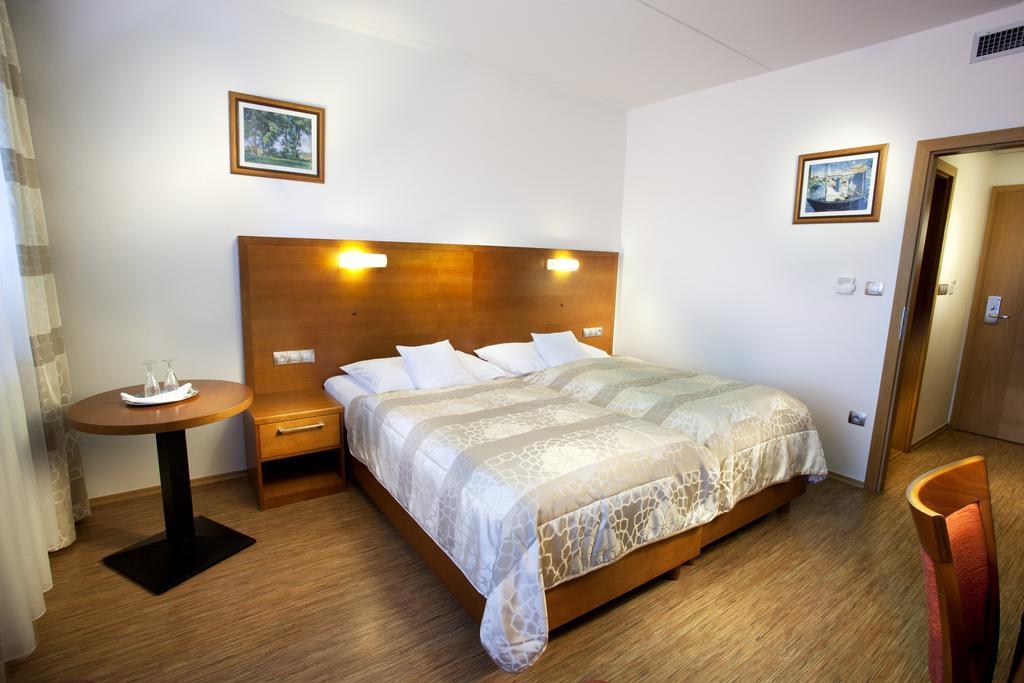 Garni Hotel Celnice Břeclav Екстериор снимка